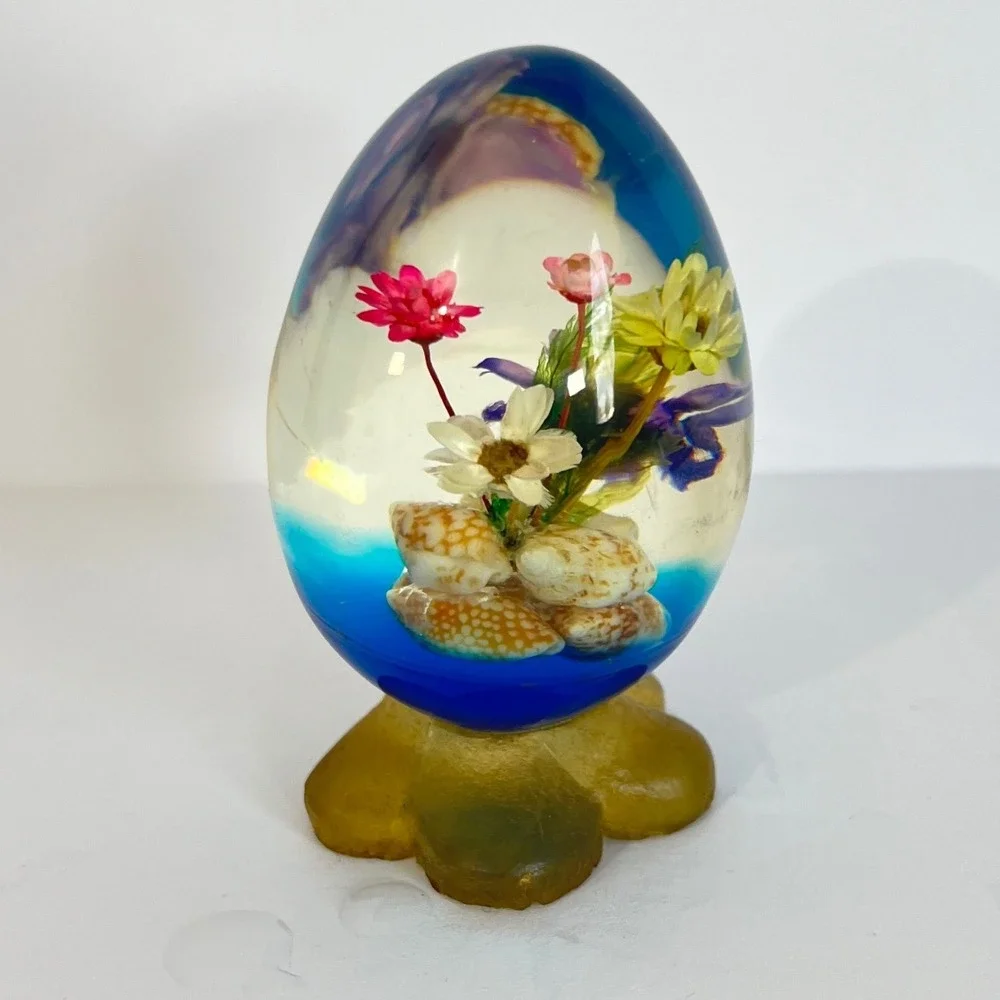 Vintage Retro ‎ Lucite Egg Shaped Paperweight with Dried Flowers and Seashells